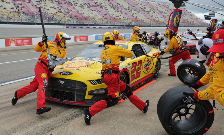 The Role of a Pit Crew in NASCAR